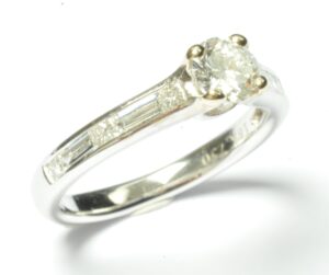 White gold diamond engagement ring - Image 4