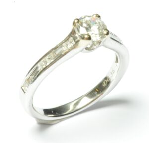 White gold diamond engagement ring - Image 2