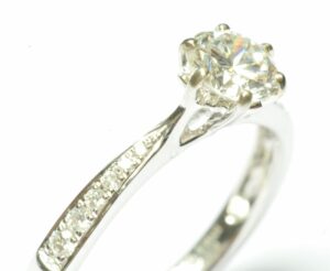 Solitaire diamond ring - Osprey Paris