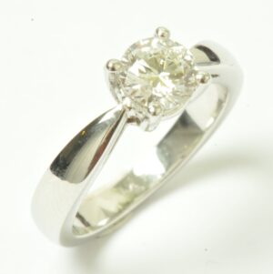 Solitaire engagement ring - Image 2
