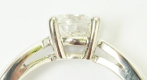 Solitaire engagement ring - Image 6